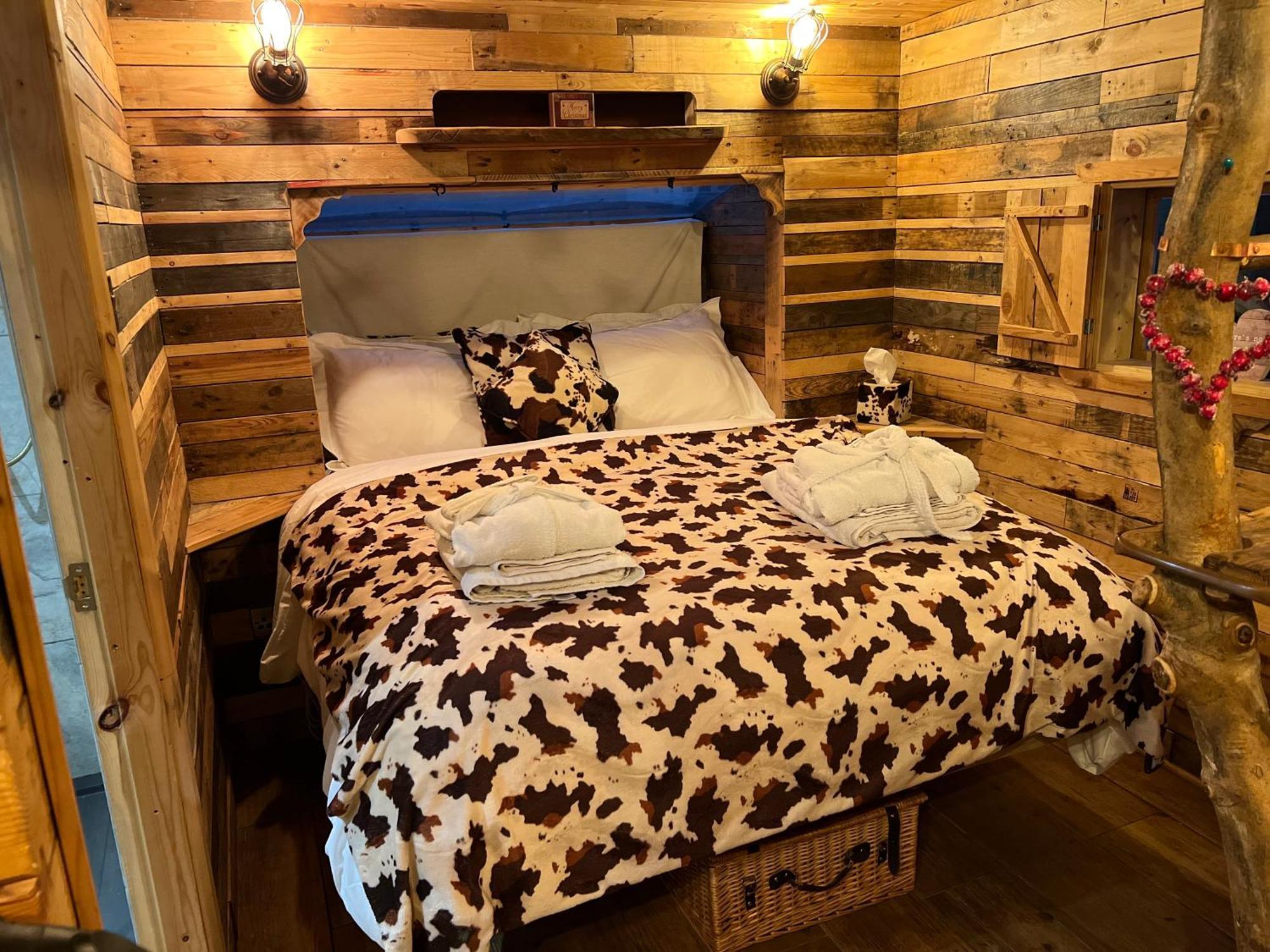 Burtree Country House, Tipi'S, Treehouse & Lodge & House Rooms With Hot Tubs In A Private Garden Тирск Екстериор снимка