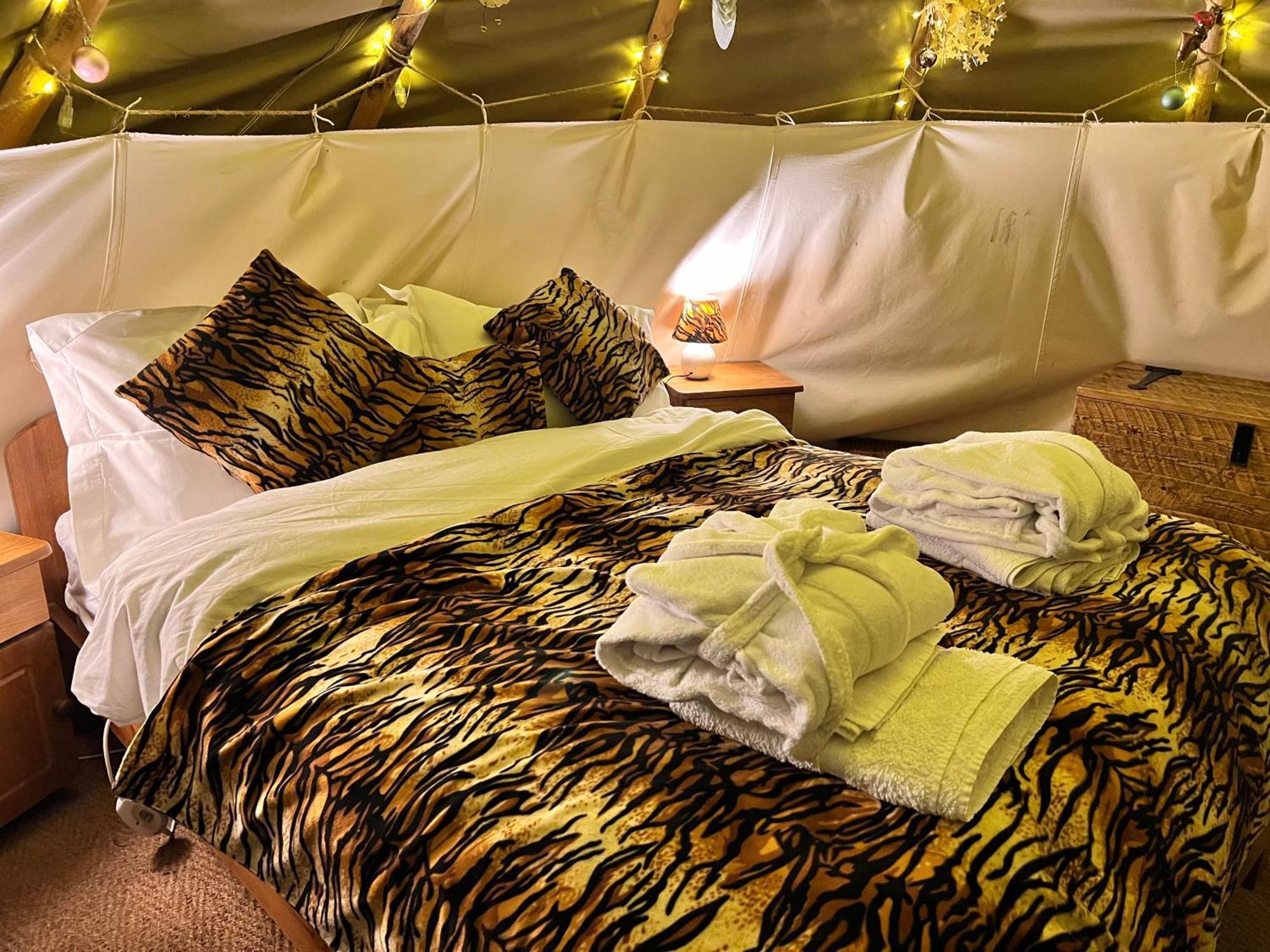 Burtree Country House, Tipi'S, Treehouse & Lodge & House Rooms With Hot Tubs In A Private Garden Тирск Екстериор снимка